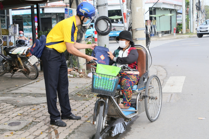 Những người bán vé số dạo tại Cần Thơ rất phấn khởi khi được hoạt động trở lại