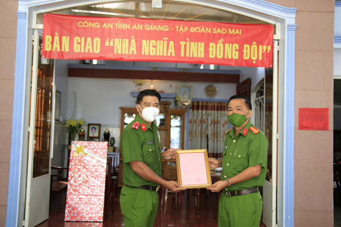 Đại tá Bùi Bé Năm (bìa phải) Phó Giám đốc Công an tỉnh cùng Đoàn công tác Công an tỉnh chúc mừng đồng chí Mai Hồng Tân