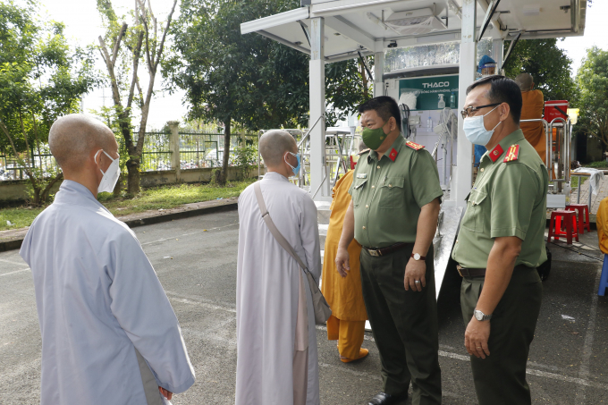 Đại tá Lương Văn Bền, Phó Giám đốc Công an thành phố thăm hỏi các chức sắc, chức việc, người có uy tín trong các tôn giáo trước lúc được tiêm ngừa