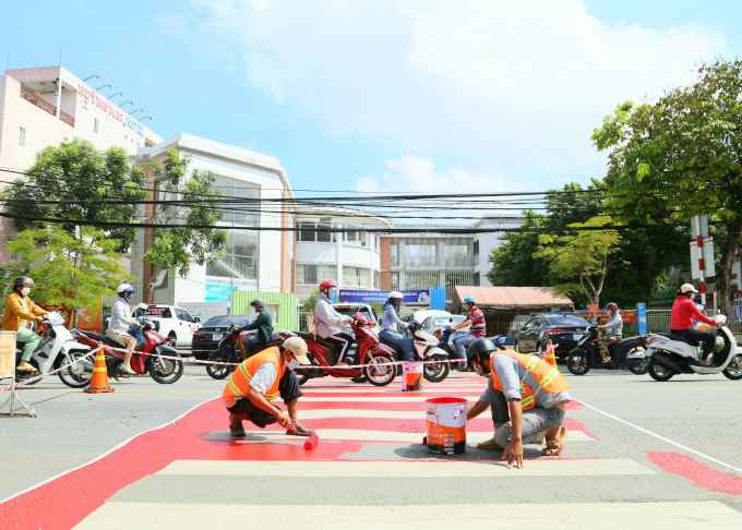 Ban ATGT thành phố phối hợp cùng Ban ATGT quận Ninh Kiều tổ chức thí điểm mô hình “Thảm an toàn cho học sinh qua đường” tại hai điểm trường có mật độ người tham gia giao thông cao.