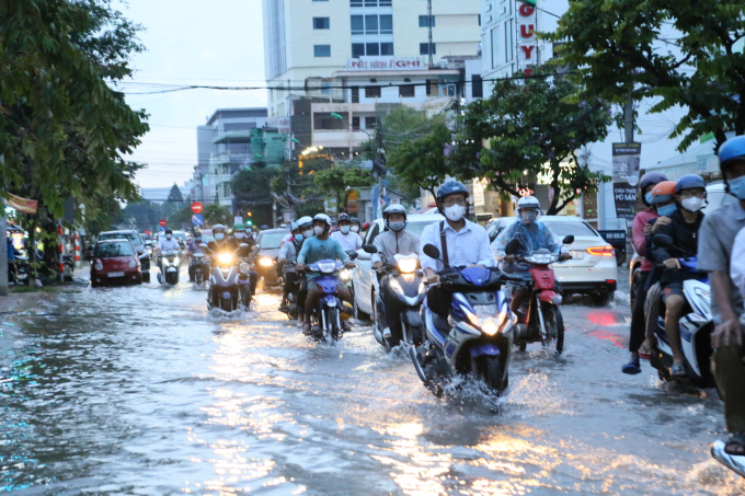 Đường Cách Mạng Tháng 8 bị ngập ngay đúng giờ tan tầm nên gây khó khăn cho việc lưu thông.