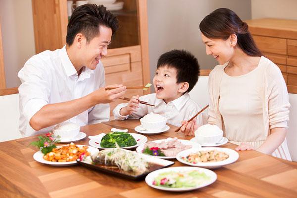 Tạo cảm giác thoải mái khi ăn cùng trẻ là một điều cần thiết. Ảnh Mitsuba.