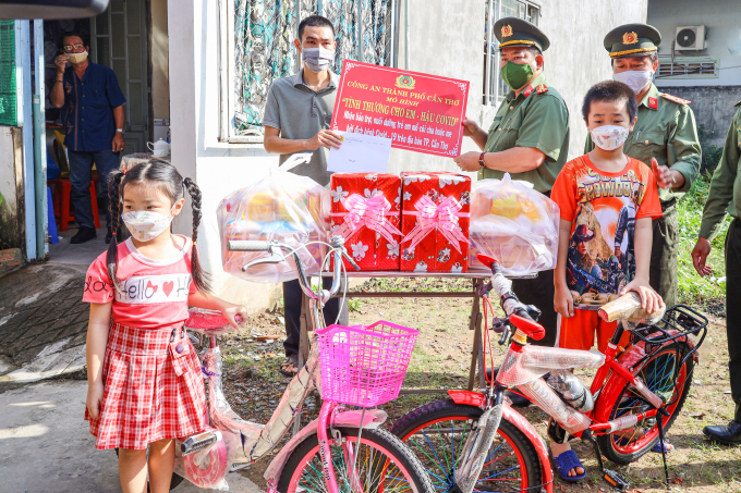 Công an TP. Cần Thơ thăm hỏi và trao quà cho hai em Nguyễn Hoàng Vinh và Nguyễn Hoàng Minh Hạ.