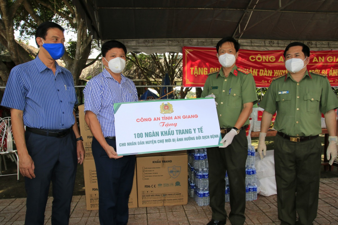 Ban Giám đốc Công an tỉnh An Giang cùng chính quyền địa phương đến thăm, tặng quà một số nhà dân trong khu vực phong tỏa.