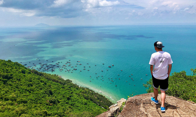 View nhìn bao quát Hòn Sơn tại đỉnh núi Ma Thiên Lãnh. Ảnh Hội leo núi.