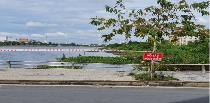 Quanh khu vực hồ được Chính quyền cảnh báo nguy hiểm mùa nước lên. Ảnh: Lê Nguyên