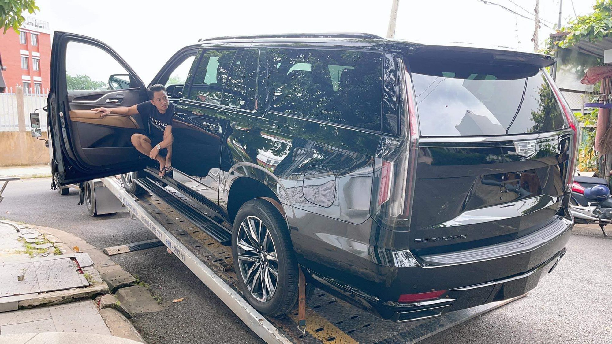 Hoàng Kim Khánh bên chiếc Cadillac Escalade mới tậu. Ảnh: Long Tran.