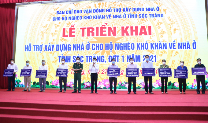 Ông Lâm Văn Mẫn, Bí thư Tỉnh ủy Sóc Trăng (thứ 5 từ trái sang) trao bảng tượng trưng phân bổ 849 căn nhà cho các đơn vị.