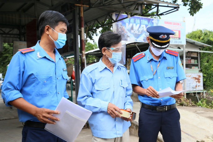 Lực lượng chức năng kiểm tra thủ tục hoạt động của Bến phà Cô Bắc - quận Bình Thủy