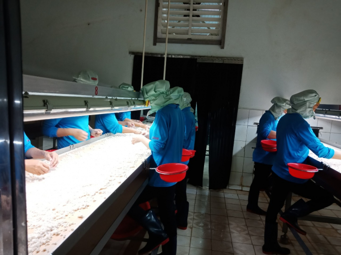 Nếu chế độ đãi ngộ là yếu tố hàng đầu để thu hút người lao động quay trở lại làm việc thì bảo đảm sự an toàn trong lao động, sản xuất trước diễn biến phức tạp của đại dịch COVID-19 chính là “chìa khóa” để “giữ chân” người lao động.