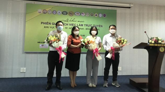 Bà Trần Thị Xuân Mai- Giám đốc Sở LĐTBXH thành phố Cần Thơ tặng hoa cho đại diện các doanh nghiệp tham gia tuyển dụng. Ảnh: Thụy Vũ.