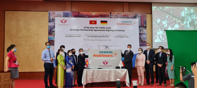 Lễ ký kết giữa Bệnh viện S.I.S Cần Thơ và Trung tâm tham khảo công nghệ của Siemens tại Châu Á
