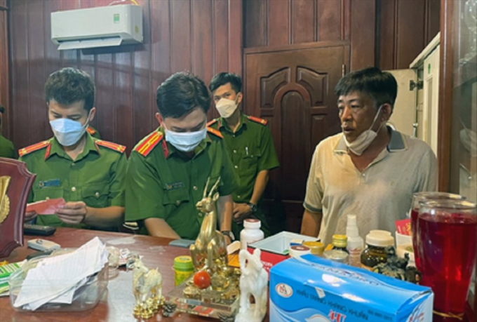 Thực hiện lệnh khám xét nơi ở của bị can rửa tiền. Ảnh: CA An Giang