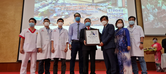 TTƯT.PGS.TS.BS Nguyễn Huy Thắng trao chứng nhận Bạch kim của WSO cho Bệnh viện Đa khoa Quốc tế S.I.S Cần Thơ