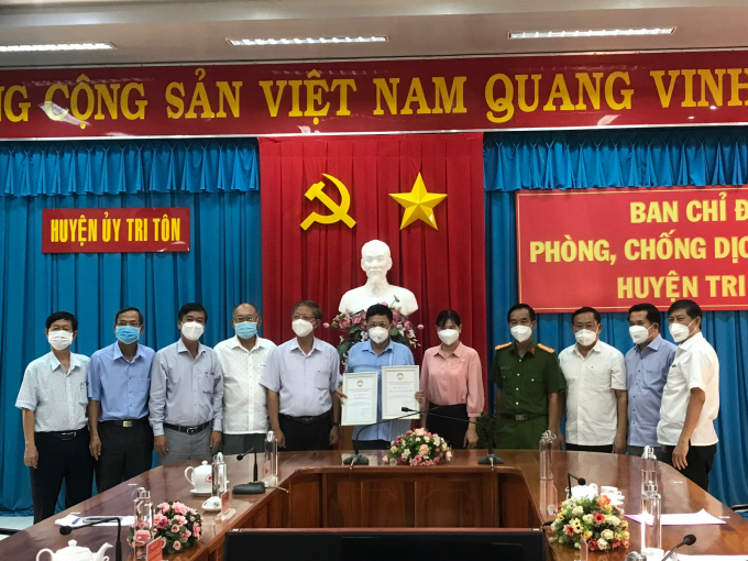 Đoàn công tác làm việc với Ban chỉ đạo phòng chống Covid-19 huyện Tri Tôn.