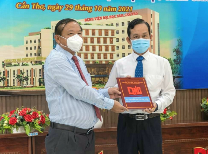 TS. LS Nguyễn Tiến Dũng trao quyết định bổ nhiệm TS.BS. Nguyễn Văn Thái giữ chức vụ Phó Giám đốc Bệnh viện Đại học Nam Cần Thơ