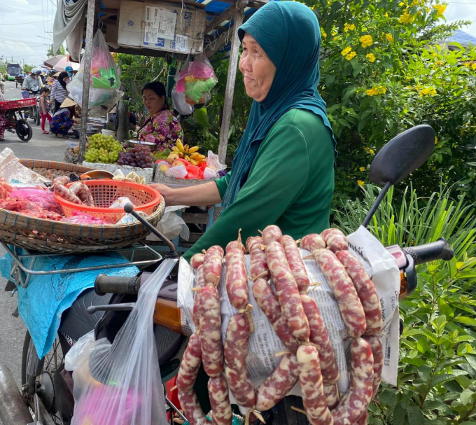 Một gánh hàng của phụ nữ Chăm bán Tung Lò Mò. Ảnh thamhiemmekong.