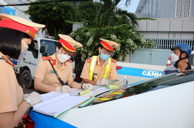 Tăng cường kiểm tra, nhắc nhở, xử lý các trường hợp vi phạm trật tự an toàn giao thông và phòng, chống dịch