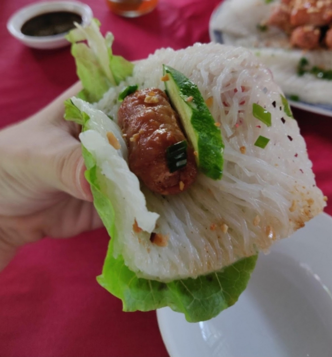 Bánh hỏi mặt võng khác hẳn với bánh hỏi thông thường do có vị ngọt, mặn từ bí quyết tạo bột gia truyền.