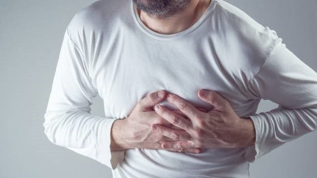 Ăn nhiều muối có thể góp phần gây ra huyết áp cao, nguy cơ cao bị mắc các bệnh tim mạch. Ảnh: CarePlus.