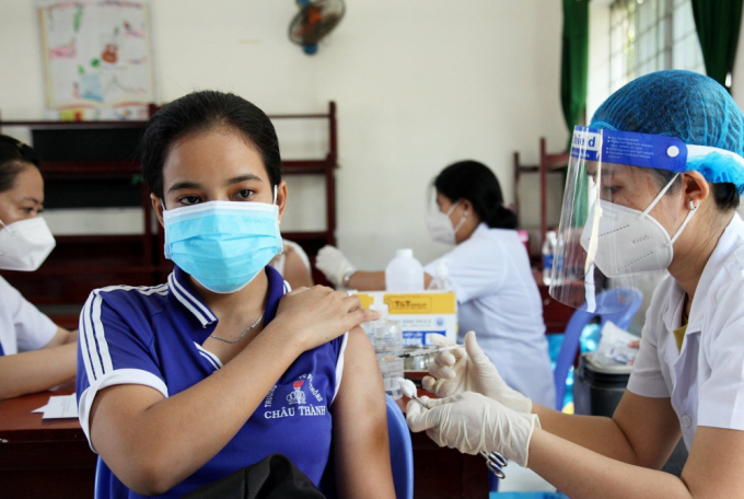 Tiêm vaccine phòng Covid-19 cho học sinh khối 12, Trường trung học phổ thông Châu Thành, huyện Châu Thành. Ảnh Cổng TTĐT Kiên Giang