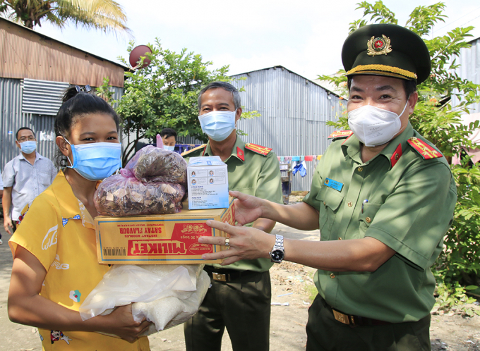 Đại tá Lâm Thành Sol, Phó Giám đốc Công an các tỉnh trao quà cho người dân. Tổng phần quà bao gồm 20 tấn gạo, 20.000 thang thuốc xông phòng Covid-19, 2.000 thùng mì và 5.000 khẩu trang y tế.