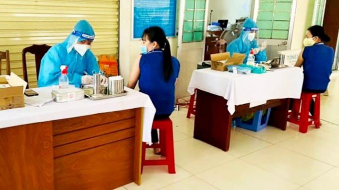 Tính đến ngày 2/11, tỷ lệ bao phủ tiêm chủng vaccine phòng Covid-19 cho người từ 18 tuổi trở lên tại Bến Tre là 73,57%. Ảnh Cổng TTĐT Bến Tre