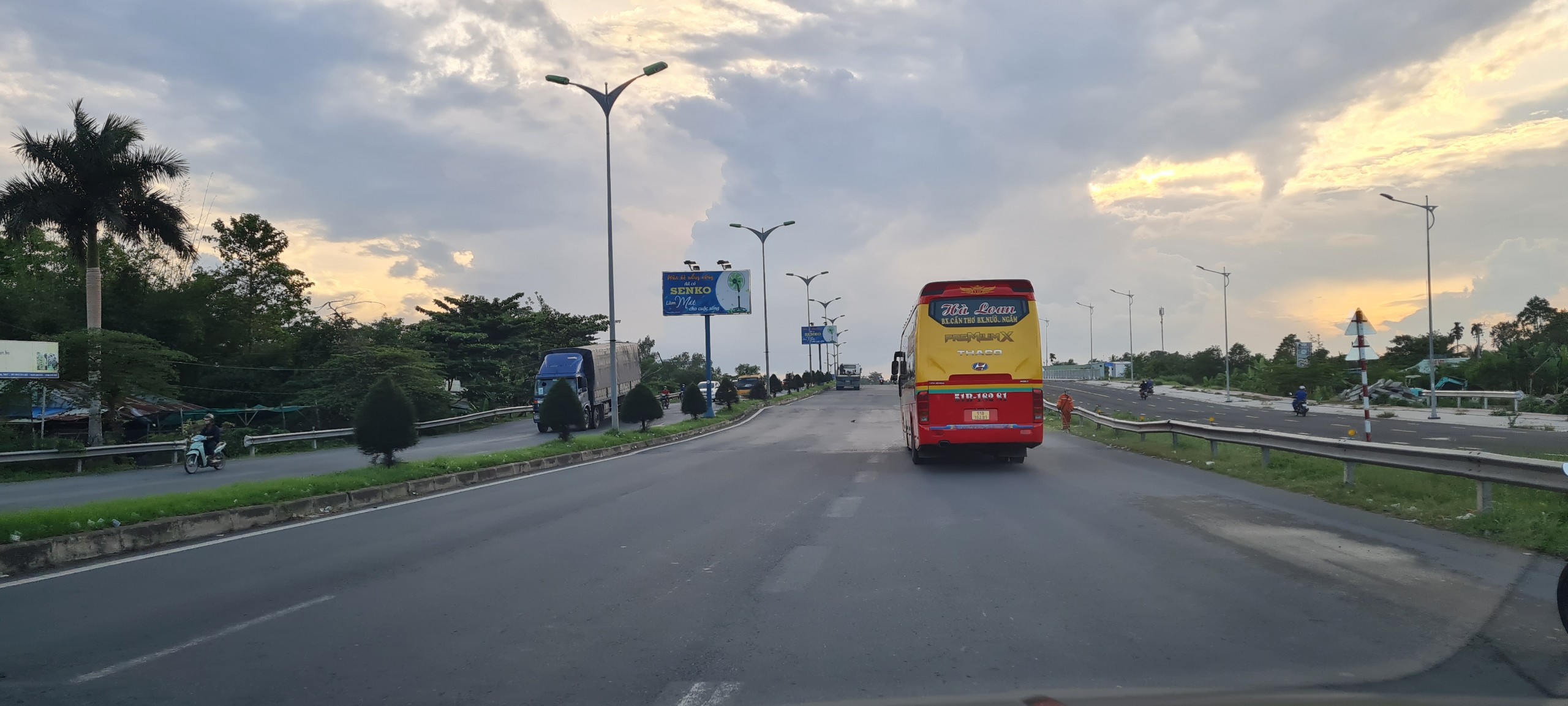 Đường dẫn cầu Cần Thơ, QL1A bình thường tấp nập các xe vận tải hành khách nối đuôi, nay chỉ còn lèo tèo vài chiếc lưa thưa khách. Ảnh: Quang Lợi.
