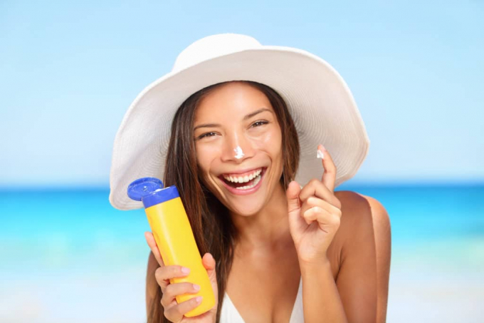 Hiện nay, đã có một số sản phẩm chống nắng Nhật Bản có thể sử dụng cho da mặt và da cơ thể, giúp bạn có thể tiết kiệm được thời gian. Bạn nên ưu tiên lựa chọn những sản phẩm chống nắng có thành phần tự nhiên, dịu nhẹ và độ SPF phù hợp sẽ mang lại hiệu quả. Ảnh Internet.