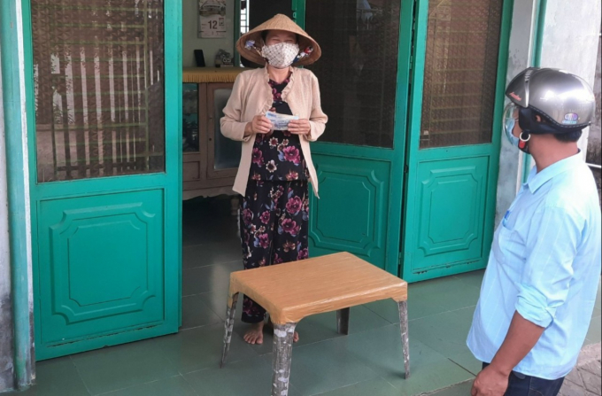 Chi tiền hỗ trợ cho người bán vé số ở quận Ô Môn.