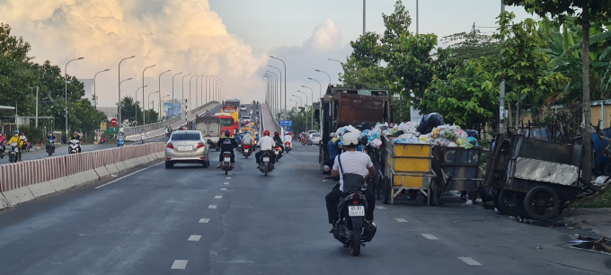 Rác tập kết chân cầu Hưng Lợi, quận Ninh Kiều, TP Cần Thơ