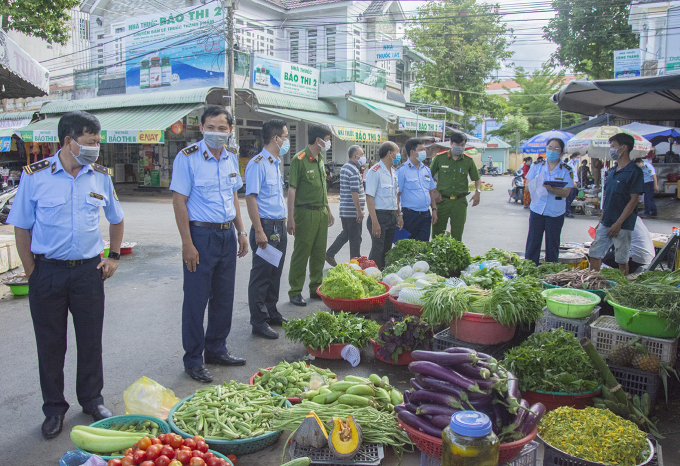 Cục QLTT thành phố Cần Thơ kiểm tra giá cả thị trường các mặt hàng rau, củ, quả.