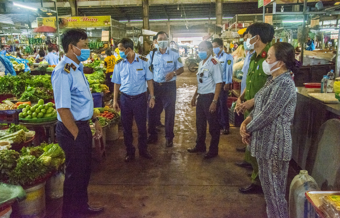 Lãnh đạo Cục QLTT thành phố Cần Thơ kiểm tra công tác phòng, chống dịch và niêm yết giá tại Chợ Cái Khế tháng 7/2021.