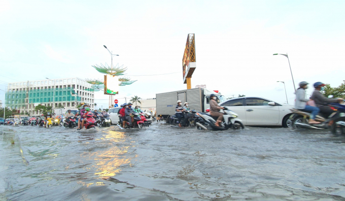 Người dân Cần Thơ bì bõm trong biển nước khi tan sở về.