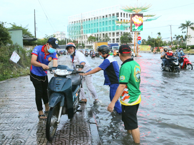 Lực lượng sửa xe lưu động túc trực để kịp thời sửa xe miễn phí cho người dân