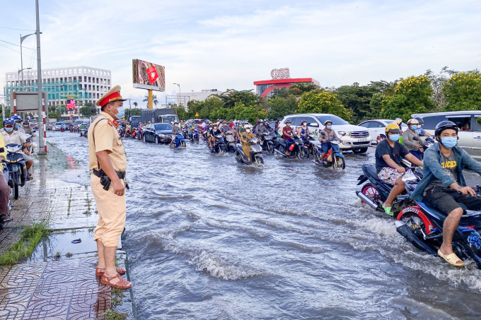 Lực lượng Cảnh sát giao thông quận Cái Răng có mặt kịp thời tại đường Quang Trung - đoạn trước siêu thị Go điều tiết giao thông.