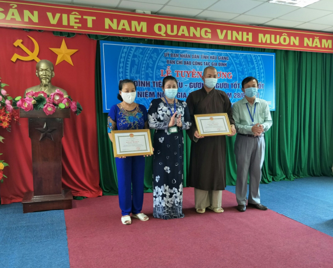 Lãnh đạo Sở VHTTDL Hậu Giang trao Bằng khen cho điển hình tiêu biểu. Ảnh minh họa