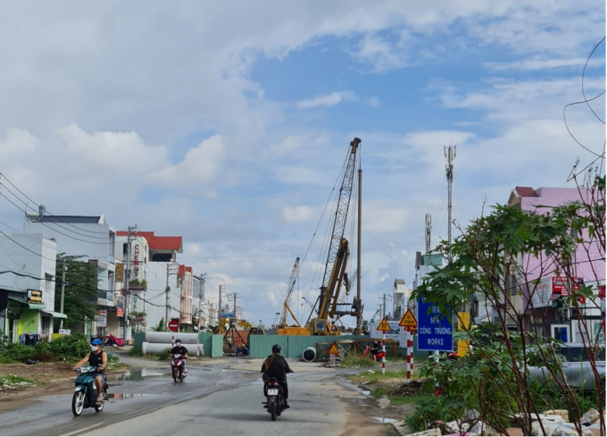 Cầu Trần Hoàng Na đang thi công trụ cầu bên bờ Ninh Kiều, sẽ sớm hoàn thành trong thời gian tới. Ảnh: Lê Nguyên