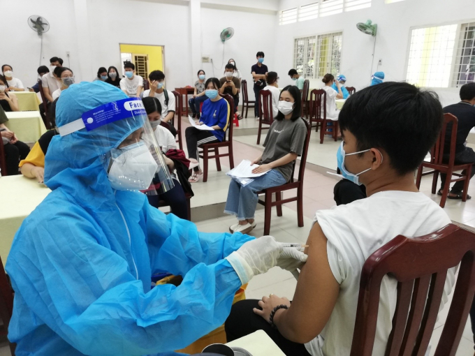 Nhân viên y tế tiêm vắc-xin phòng Covid-19 cho người dân trên địa bàn tỉnh. Ảnh Cổng TTĐT Trà Vinh.