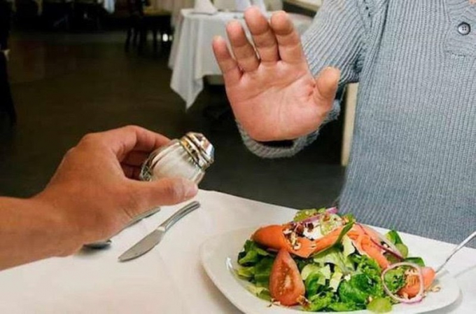 Chế độ ăn nhiều muối sẽ dẫn tới nhiều hệ lụy cho sức khỏe. Vì vậy, bạn hãy kiểm soát lượng muối ăn hàng ngày. Ảnh minh họa. Nguồn Internet.