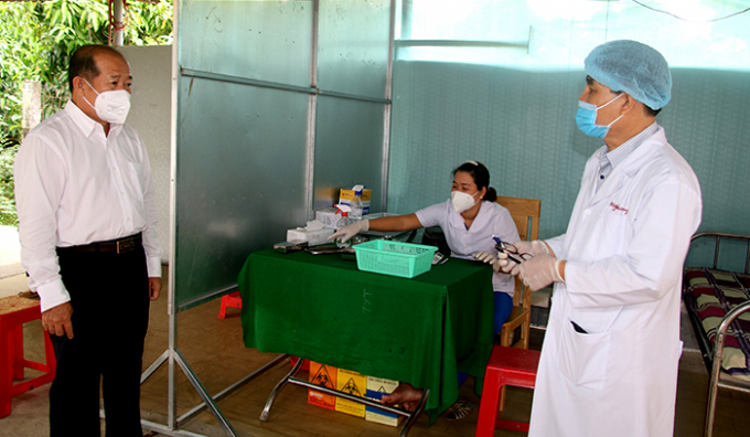 Phó Chủ tịch Uỷ ban nhân dân tỉnh Đoàn Tấn Bửu kiểm tra công tác tiêm vắc xin tại Trạm Y tế xã Tịnh Thới. Ảnh Cổng TTĐT Đồng Tháp.