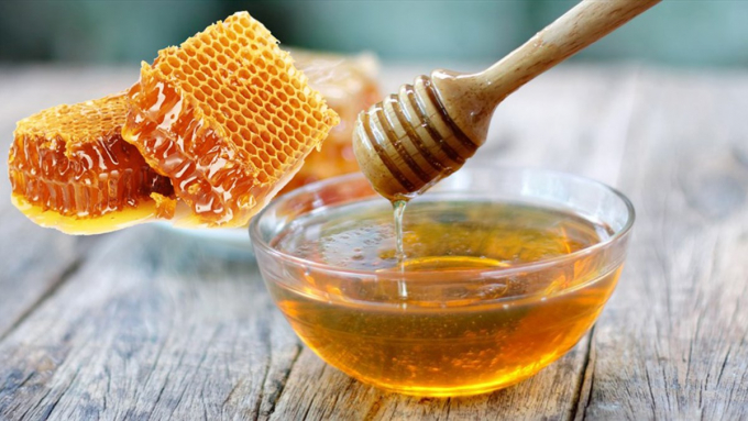 Một hoặc hai thìa mật ong với một cốc nước ấm hoặc trà là một phương pháp chữa đau họng hiệu quả. Ảnh Internet.