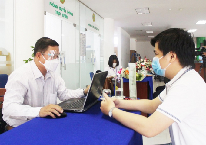 Người lao động tham gia phỏng vấn trực tiếp tại phiên GDVL.