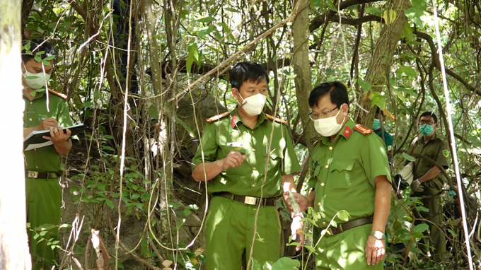 Đại tá Lê Phú Thạnh, Phó Giám đốc Công an tỉnh An Giang (thứ 2 từ trai qua) chỉ đạo công tác điều tra, khám nghiệm tại hiện trường.