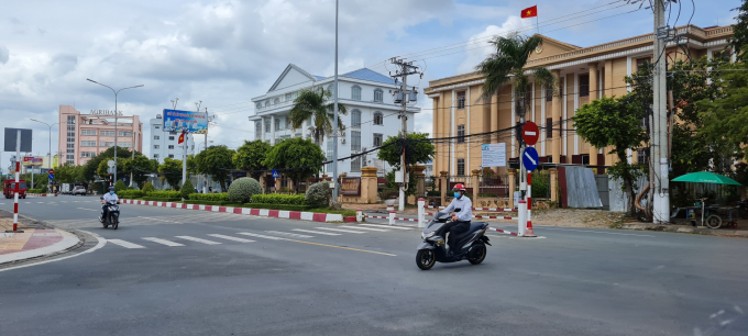 Cán bộ, công chức, viên chức được yêu cầu hạn chế ra đường sau 21 giờ. Ảnh Quang Lợi