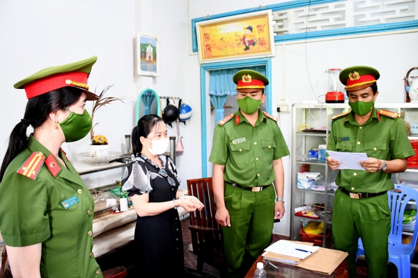Cơ quan Công an thi hành lệnh khám xét nhà Cao Thị Ngọc Mai.
