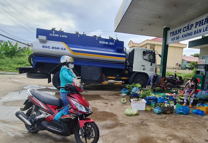 Những điểm bán hàng nhỏ, lẻ được người dân ưu tiên lựa chọn vì không tập trung đông người.