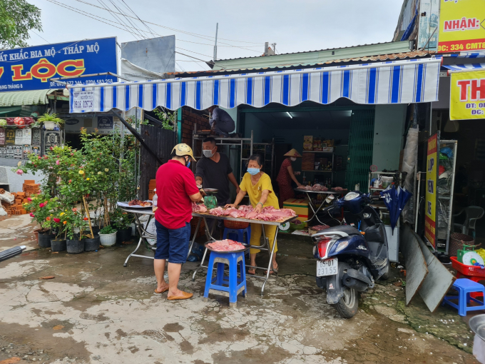 Địa phương tạo điều kiện cho người dân bán, vừa giúp các tiểu thương xoay sở kinh tế, vừa giúp người dân có chỗ mua thực phẩm về sử dụng.