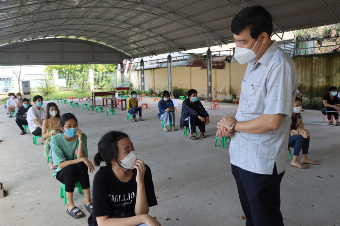 Chủ tịch Ủy ban nhân dân tỉnh thăm hỏi học sinh trước khi tiêm vắc xin phòng Covid-19. Ảnh Cổng TTĐT Đồng Tháp.