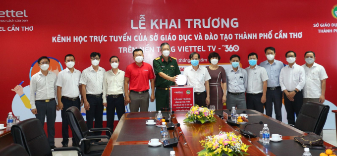 Các đại biểu tham dự thực hiện nghi thức ra mắt kênh học tập trực tuyến. Ảnh Nam Hương (Báo Cần Thơ)